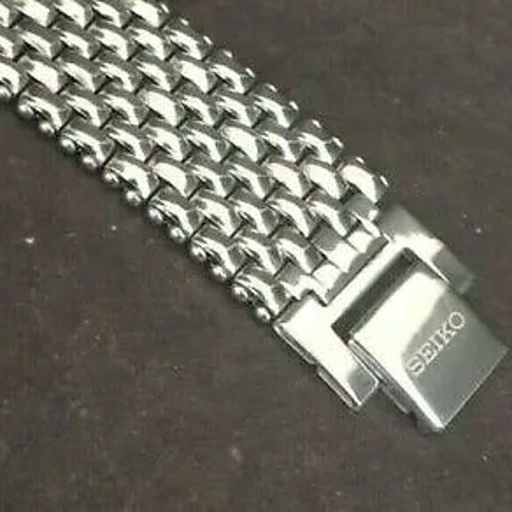 Vintage Style Seiko Quartz Mens Silver Watch & Red accents W/ Metal Strap - Picture 5 of 5